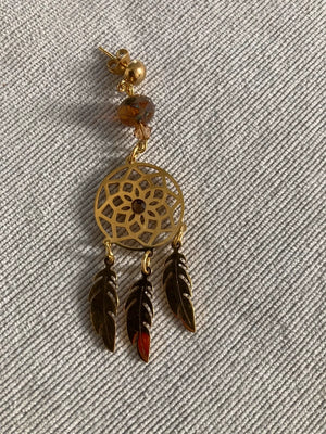 Boucles d oreilles deamcatcher doré  et ambre .long 7 cm neuves