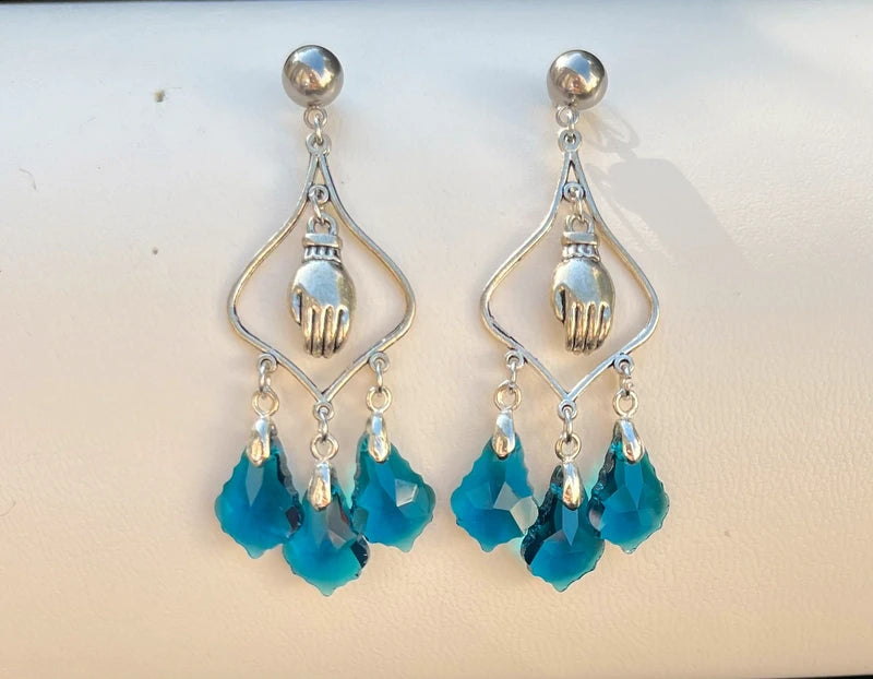 Boucles d’oreilles lustre main boudhiste acier inoxydable . Excellent état. Long 7 cm .