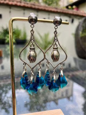 Boucles d’oreilles lustre main boudhiste acier inoxydable . Excellent état. Long 7 cm .