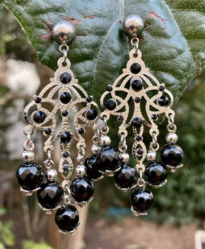 Boucles d’oreilles Altesse argent et noir long 6,5 cm neuves
