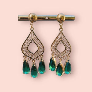 Boucles d’oreilles acier inoxydable et critaux de verre . Long 6 cm Excellent état