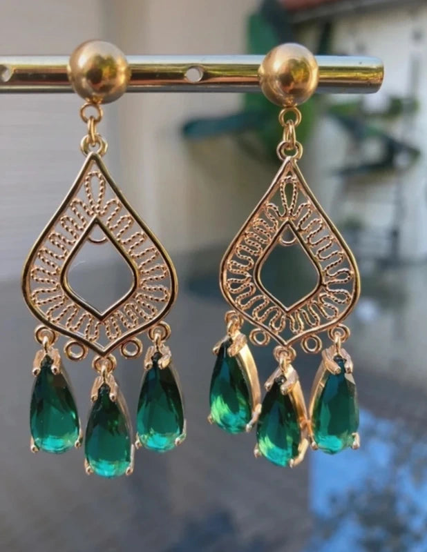 Boucles d’oreilles acier inoxydable et critaux de verre . Long 6 cm Excellent état
