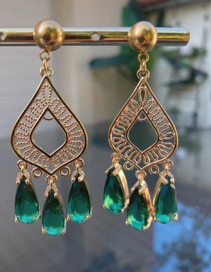 Boucles d’oreilles acier inoxydable et critaux de verre . Long 6 cm Excellent état