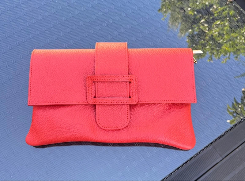 Pochette 28x 17 cm excellent état pouvant être porté à la main ou en bandoulière