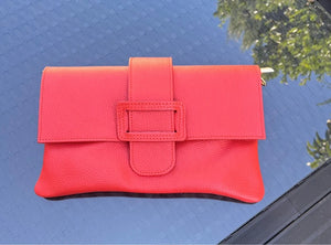 Pochette 28x 17 cm excellent état pouvant être porté à la main ou en bandoulière