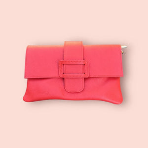 Pochette 28x 17 cm excellent état pouvant être porté à la main ou en bandoulière