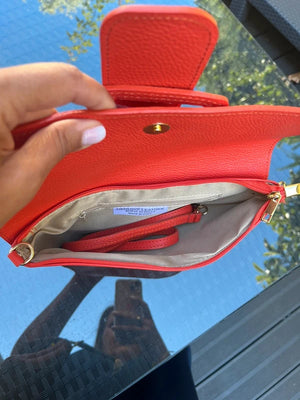 Pochette 28x 17 cm excellent état pouvant être porté à la main ou en bandoulière