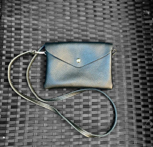 Pochette sac en bandoulière petit format en cuir graine excellent état