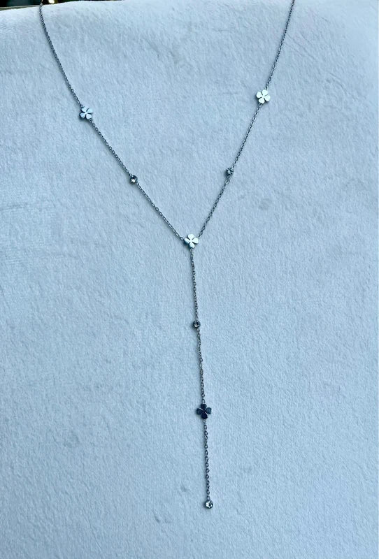 Collier chaîne tendance petit strass et trèfle  en acier inoxydable  long 30 cm excellent état .