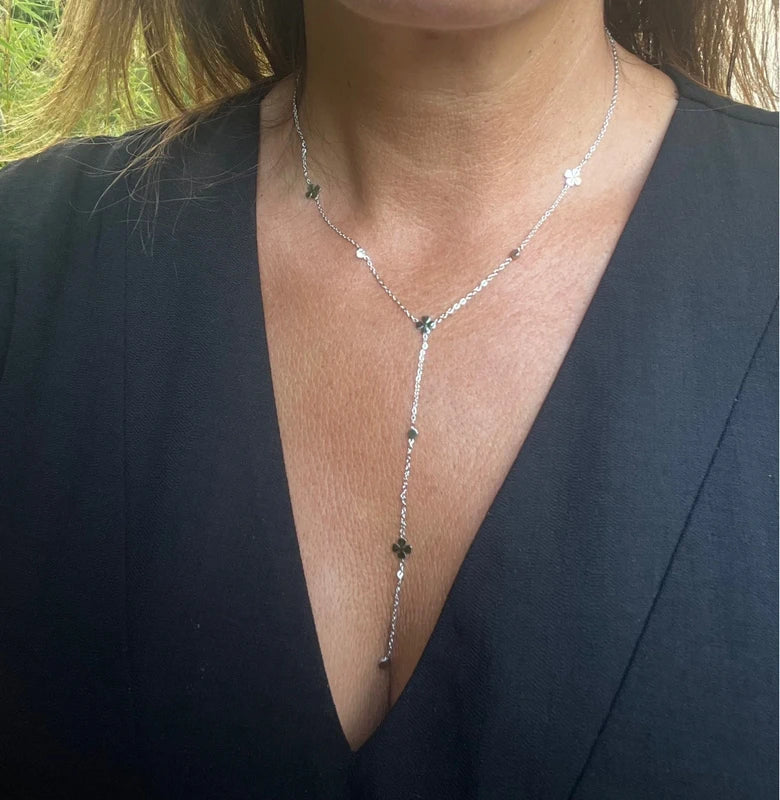 Collier chaîne tendance petit strass et trèfle  en acier inoxydable  long 30 cm excellent état .