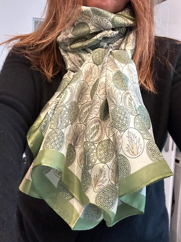 Foulard maxi dim 170x85 composition :85% viscose 15% soie excellent état