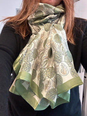 Foulard maxi dim 170x85 composition :85% viscose 15% soie excellent état