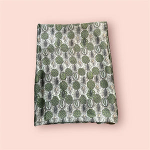 Foulard maxi dim 170x85 composition :85% viscose 15% soie excellent état