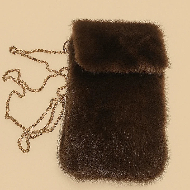 Pochette avec chaînette en fausse fourrure. Excellent état.