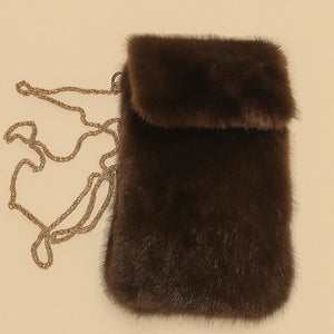 Pochette avec chaînette en fausse fourrure. Excellent état.