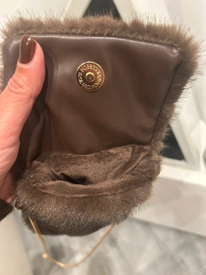 Pochette avec chaînette en fausse fourrure. Excellent état.