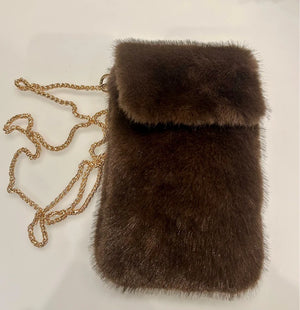 Pochette avec chaînette en fausse fourrure. Excellent état.