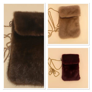 Pochette avec chaînette en fausse fourrure. Excellent état.