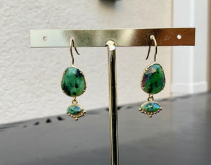 Boucles d oreilles en acier inoxydable et pierres naturelles long 3,5cm  excellent état