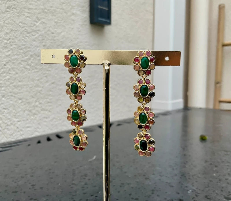 Boucles d'oreilles, en acier inoxydable et cristaux naturelles , longueur 6 cm. Excellent état.