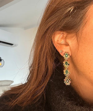 Boucles d'oreilles, en acier inoxydable et cristaux naturelles , longueur 6 cm. Excellent état.