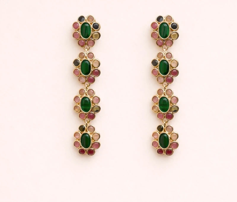 Boucles d'oreilles, en acier inoxydable et cristaux naturelles , longueur 6 cm. Excellent état.