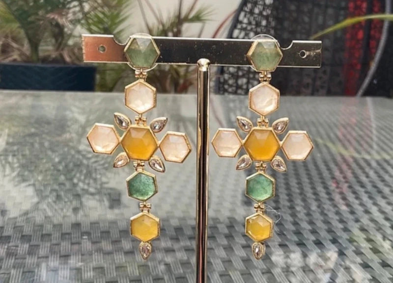 Boucles d’oreilles en acide inoxydable et pierres naturelles longueur 7 cm excellent état